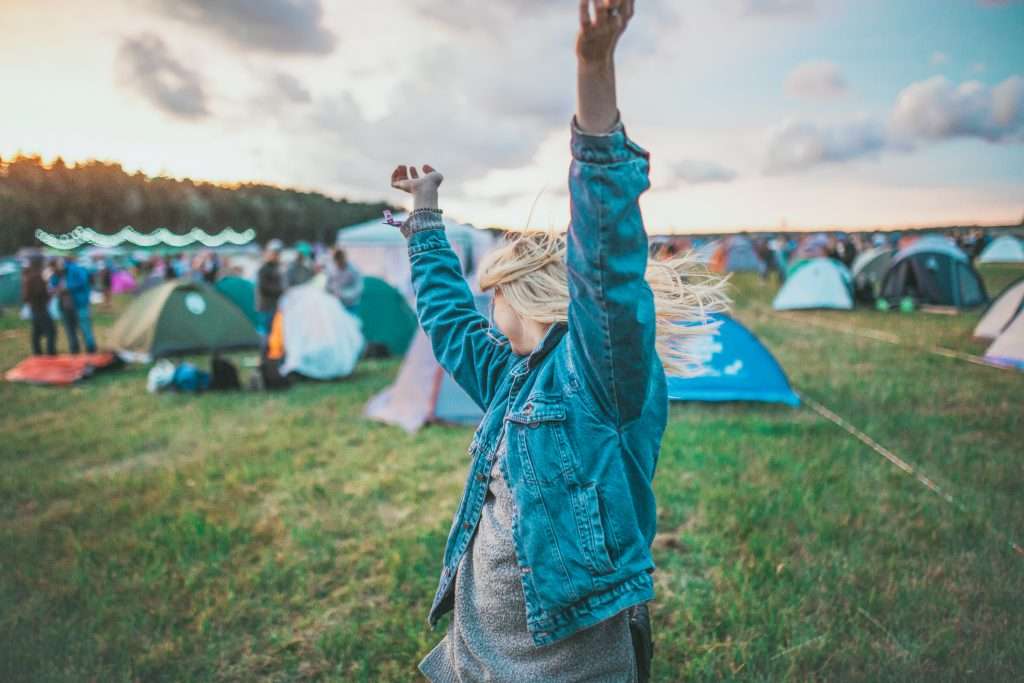 Meisje op festival camping